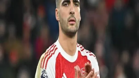 艾登-海文持续佩戴护具治疗，曼联新星康复进程缓慢